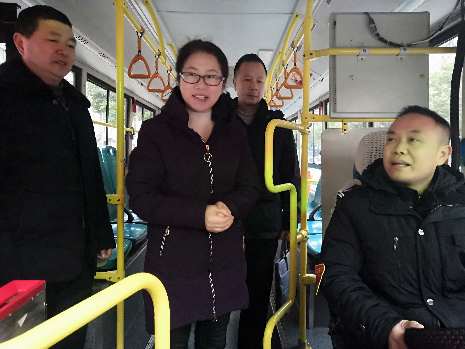 2月3日 市總工會(huì)慰問2路駕駛員IMG_20190203_075037.jpg