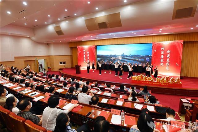 荊楚最美家庭儀式現(xiàn)場1.jpg 荊楚最美家庭儀式現(xiàn)場1.jpg